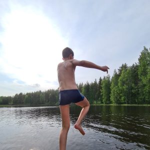 poika hyppää laiturilta